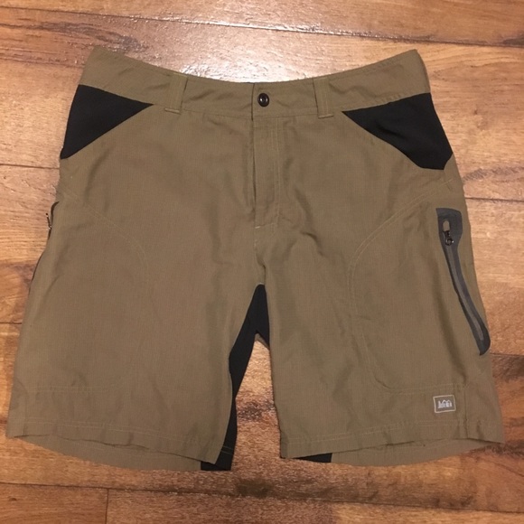 Woman El Salvador Asian Date Nylon Hiker Shorts